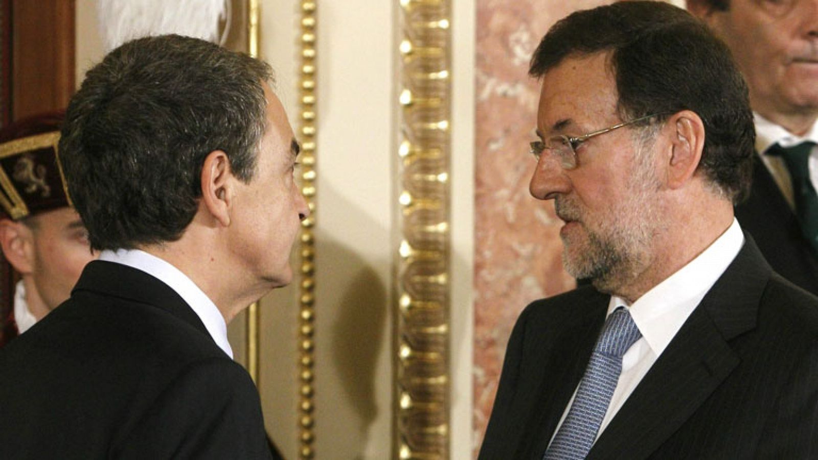  El jefe del Ejecutivo en funciones, José Luis Rodríguez Zapatero, y su sucesor, Mariano Rajoy, han abandonado el Congreso tras el almuerzo institucional del Día de la Constitución y mientras el primero ha recibido nuevos abucheos, el líder del PP ha sido despedido con aplausos.