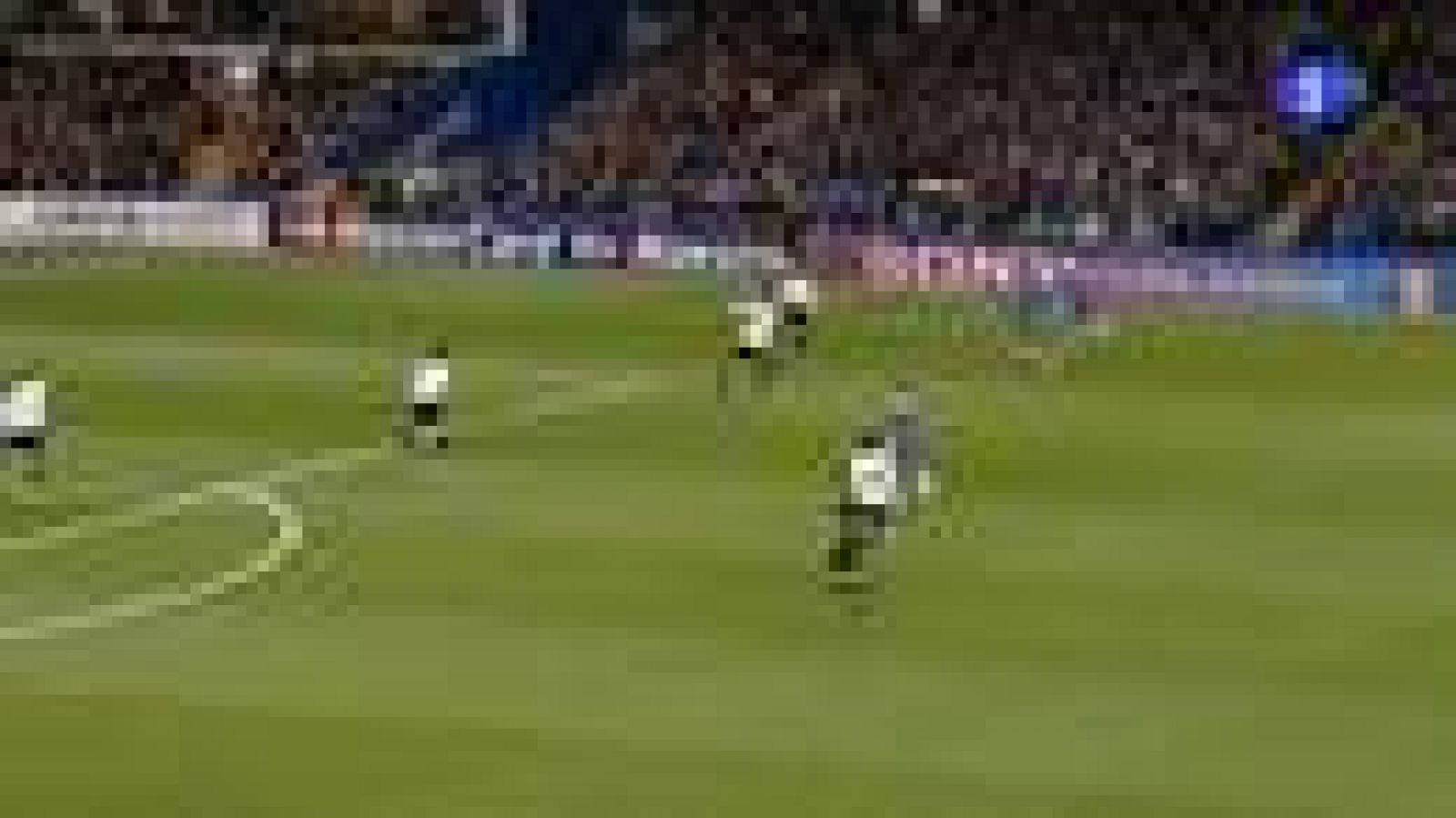 El delantero marfileño bate a Diego Alves con su zurda, a pesar de que el meta valencianista toca el balón