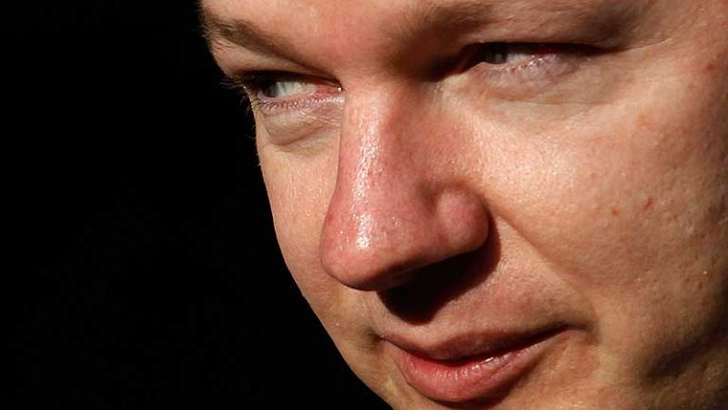  Hace un año la justicia británica detenía en Londres a Julian Assange. Suecia le reclama por tres delitos de agresión sexual y uno de violación. Hoy, el fundador de Wikileaks, cada vez tiene menos recursos para evitar su extradición, aunque ha recur