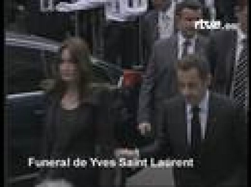 Sarkozy y Bruni asisten a las esequias de Yves Saint Laurent.