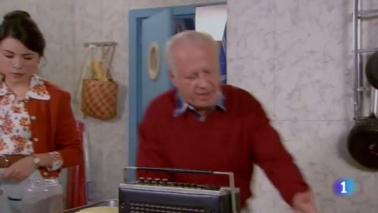 Paquita escucha en la radio una pregunta sobre herencias y teme por la de sus tres hijas. En la cocina del bar, presiona a su marido para que haga testamento y dé a sus hijas el "tercio de mejora".