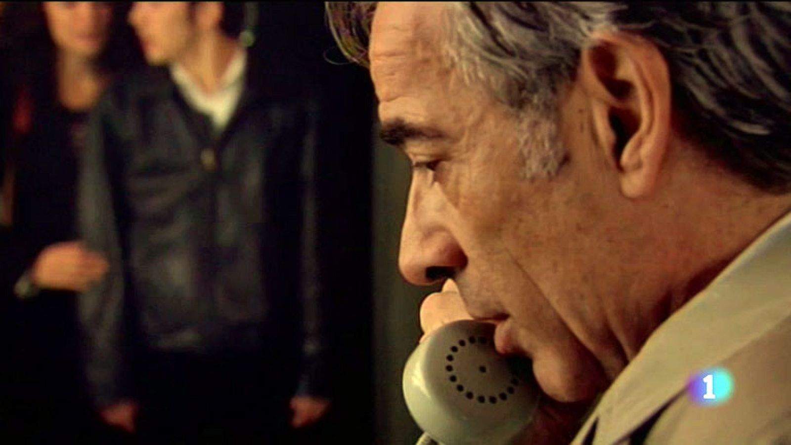 Cuéntame cómo pasó - Antonio llama a Toni para contarle que su madre tiene cáncer (Cap. 228) | Ver