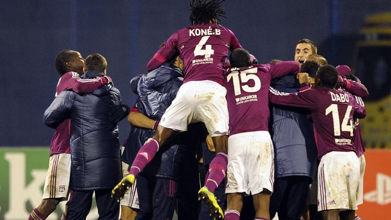 Goleada del Olympique de Lyon en campo croata que, sumada a la derrota del Ajax, clasifica a los franceses para octavos de final