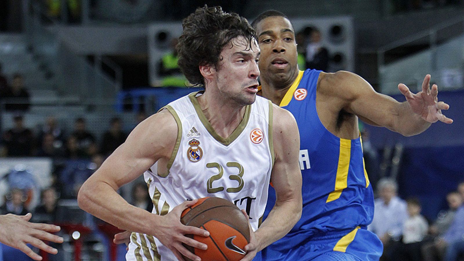 El Real Madrid, con un gran Mirotic, doblegó (88-64) hoy al Maccabi de Tel Aviv, en la Caja Mágica, y se queda muy cerca de pasar al "Top 16" de la Euroliga como líder del grupo C.   Mirotic ensombreció esta noche en Madrid con 26 puntos, ocho rebote