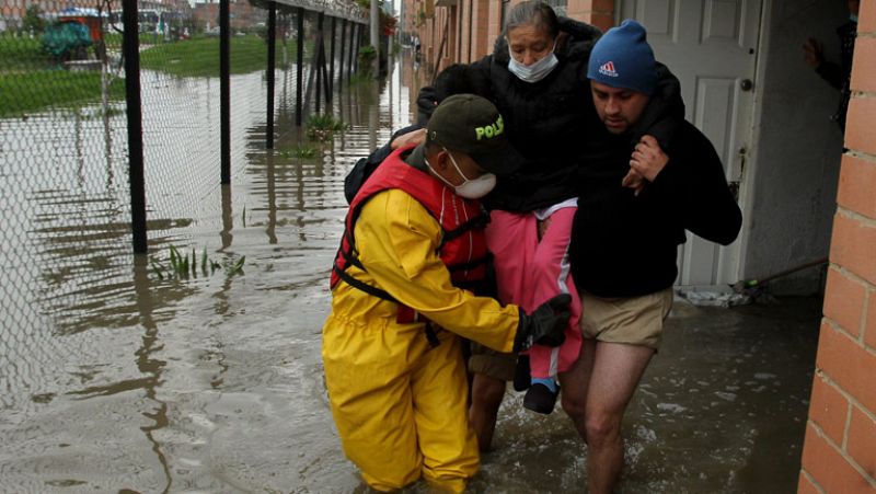 Dos mil personas afectadas por las inundaciones en Bogotá 