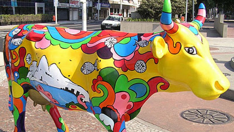   La conocida exposición itinerante 'Cowparade' ha llegado a la mítica playa brasileña de Copacabana