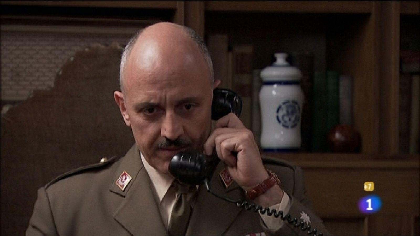 Amar en tiempos revueltos - T7 - Capítulo 66 - Al ver su nombre publicado en la revista "Sucesos", Armenteros se teme lo peor y arremete contra Rocío - Ver ahora