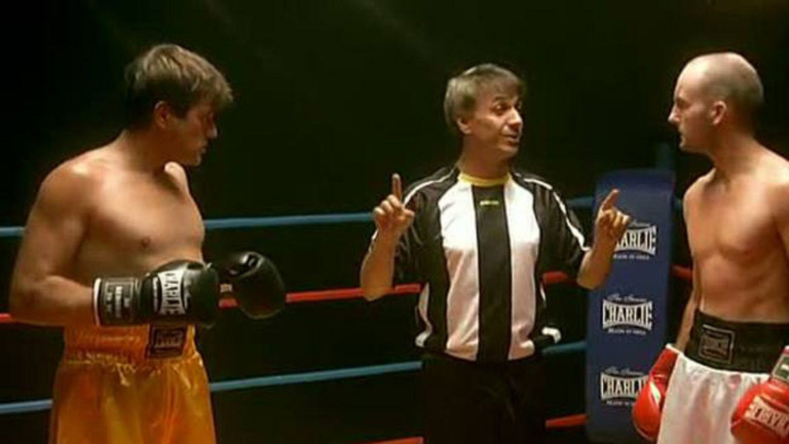 El arbitro es el que se lleva la mayoría de los golpes en esta parodia de 'Toro salvaje'