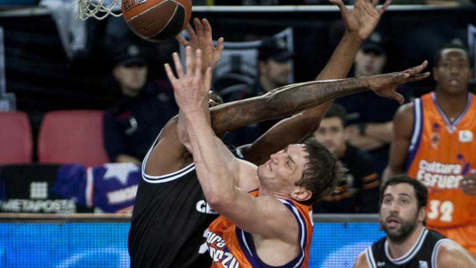  El Gescrap Bizkaia logra ante el Valencia Basket su quinta victoria de la temporada en casa (85-74). 