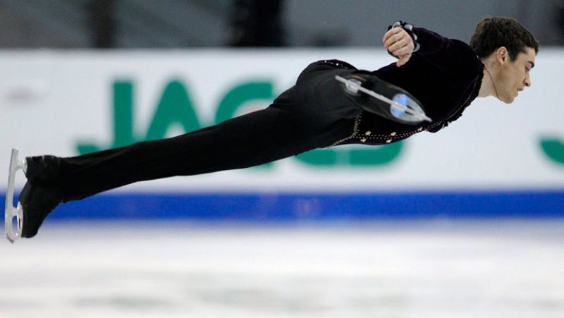El patinador español Javier Fernández se ha colgado la medalla de bronce en la final del ISU Grand Prix Quebec 2011 siguiendo la estela de los dos últimos campeones mundiales, el canadiense Patrick Chan y el japonés Daisuke Takahashi.
