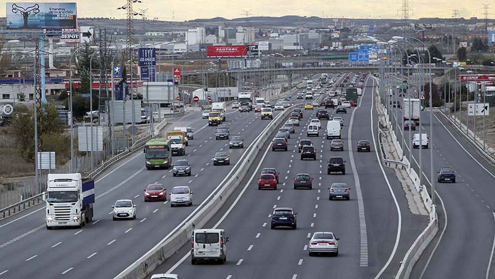 Informativo 24h: Tráfico fluido y niebla en las carreteras al regreso del puente festivo | RTVE Play