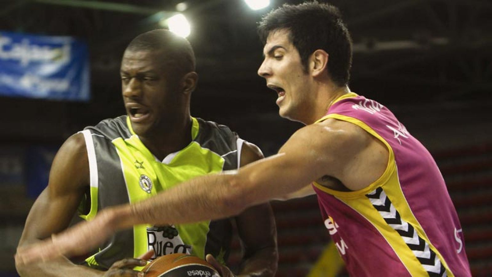 Tras una primera mitad igualada, el Cajasol Banca Cívica dio el máximo en el último cuarto, para llevarse la victoria ante el Blancos de Rueda Valladolid, que sigue colista. Paul Davis y Milenko Tepic, claves con 23 y 20 puntos respectivamente