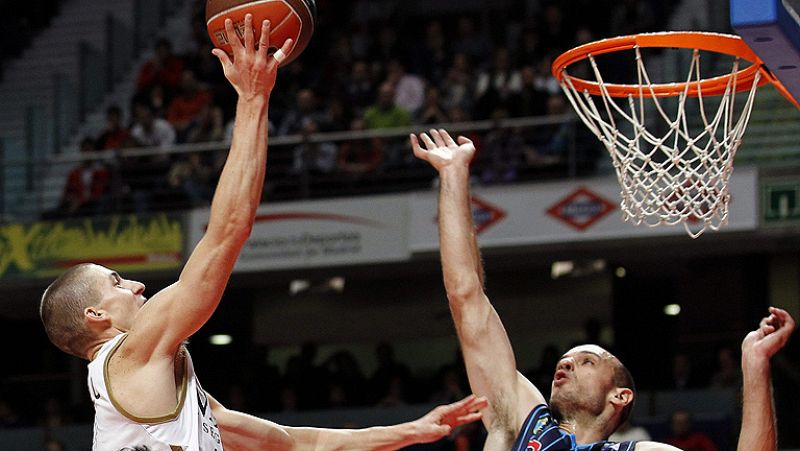 Vuelco a la Liga Endesa. El Barça Regal queda líder en solitario después de que un Asefa Estudiantes heroico haya derrotado al Real Madrid, con un espectacular Jayson Granger y la pasión de todos los derbis