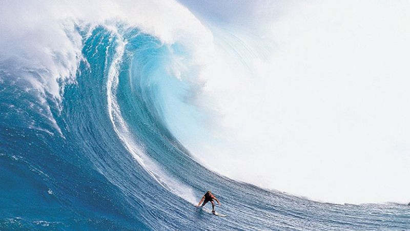 Una ola de casi 30 metros para surfistas de alto riesgo en Nazaré, Portugal.