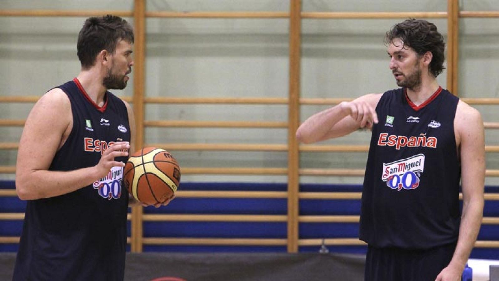 El frustrado traspaso de Pau Gasol a los Houston Rockets ha hecho que el club tejano se fije ahora en su hermano Marc, agente libre, para cubrir sus necesidades de un pívot