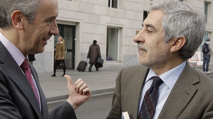 Informativo 24h - Llamazares protesta en el Congreso