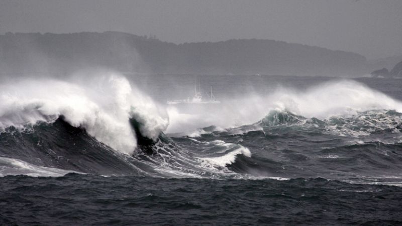 El fuerte viento costero mantiene en alerta naranja a Galicia, Cantabria, Asturias y el País Vasco