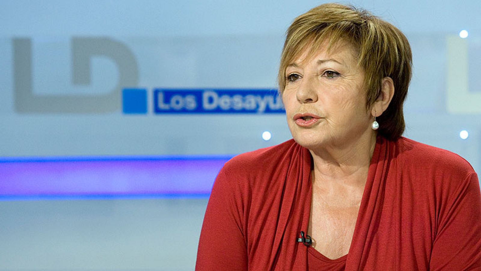 La nueva vicepresidenta del Congreso de los Diputados, Celia Villalobos, ha salido en defensa del expresidente de la Generalitat, Francisco Camps: "Yo tampoco me guardo las facturas de mis trajes. Me parece terrible lo que han hecho con él". En una entrevista en 'Los Desayunos de TVE', la diputada 'popular' ha señalado que cree en la honorabilidad de Camps, que se enfrenta estos días al juicio por la causa de los trajes del 'caso Gürtel', y ha dicho que "uno habla con alguien y no sabe que en un futuro esa persona va a estar imputada".