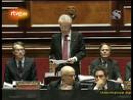  - Miembros de la Liga Norte interrumpen a Monti en el Senado al grito de: "Basta con los impuestos"