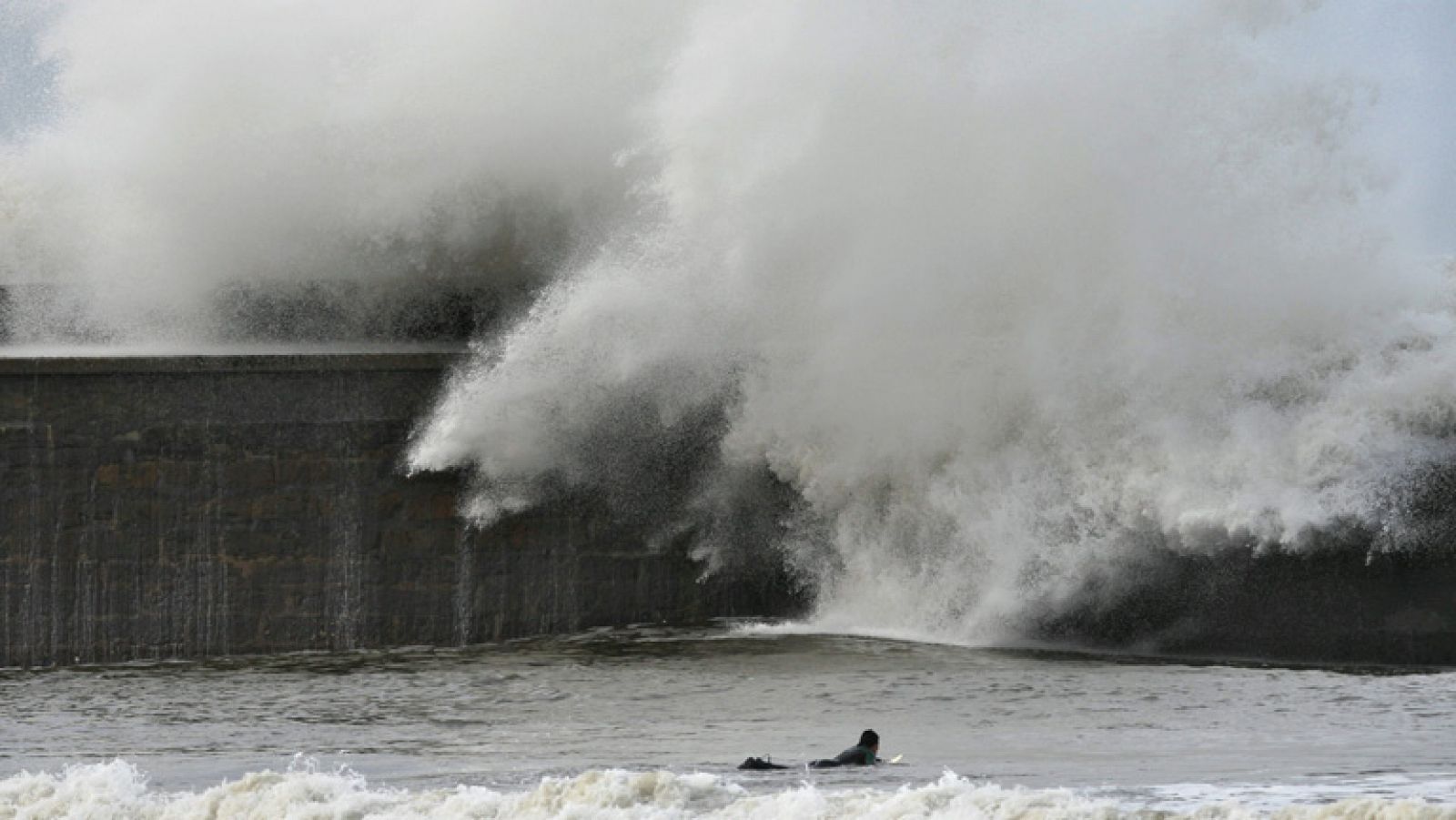 Alerta roja en la costa gallega por olas que podrían superar los nueve metros