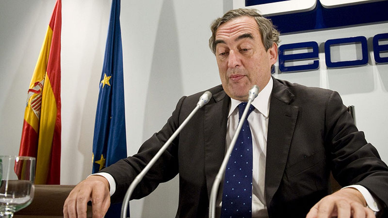 La CEOE sugiere despidos de funcionarios