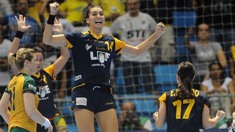 La selección española femenina de balonmano ha logrado su pase a  las semifinales del Mundial, donde se medirá con Noruega, tras vencer  (27-26) a la anfitriona Brasil en un apasionante duelo que se decidió  en el último instante gracias al tanto vic