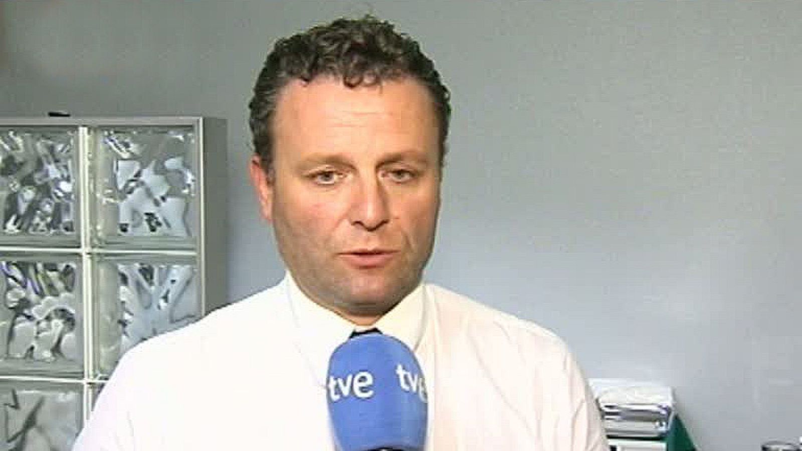 El médico de la selección española de fútbol, Juan Cota, ha atendido a los micrófonos de TVE para hacer una valoración de la lesión del delantero David Villa. Con la información con la que disponía Cota "es muy difícil hacer una valoración sin haber