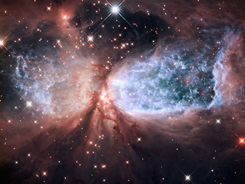 La joven estrella S106 IR expulsa material a gran velocidad y perturba el gas y el polvo que la rodean, rebelándose contra su ¿nube madre¿. La postal captada por el Hubble tiene forma de ángel con las alas extendidas.