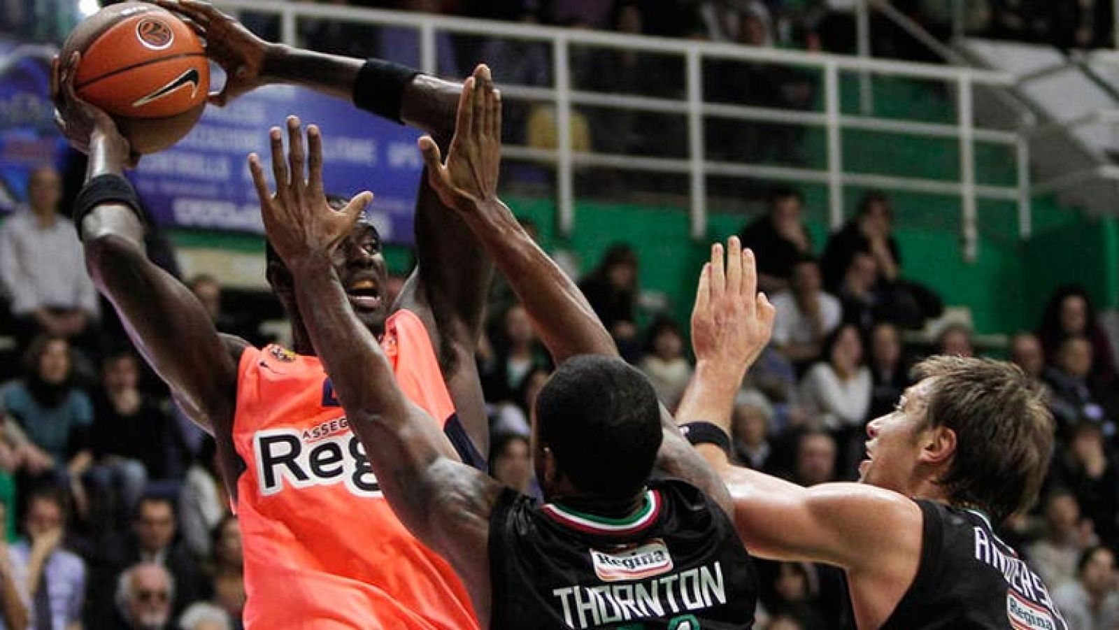 La novena jornada de la Euroliga deja la primera derrota del Regal Barcelona, ante el Montepaschi de Siena por 77-74. Mientras, el Gescrap Bizkaia logró un importante triunfo en Estambul ante el Fenerbahce Ulker