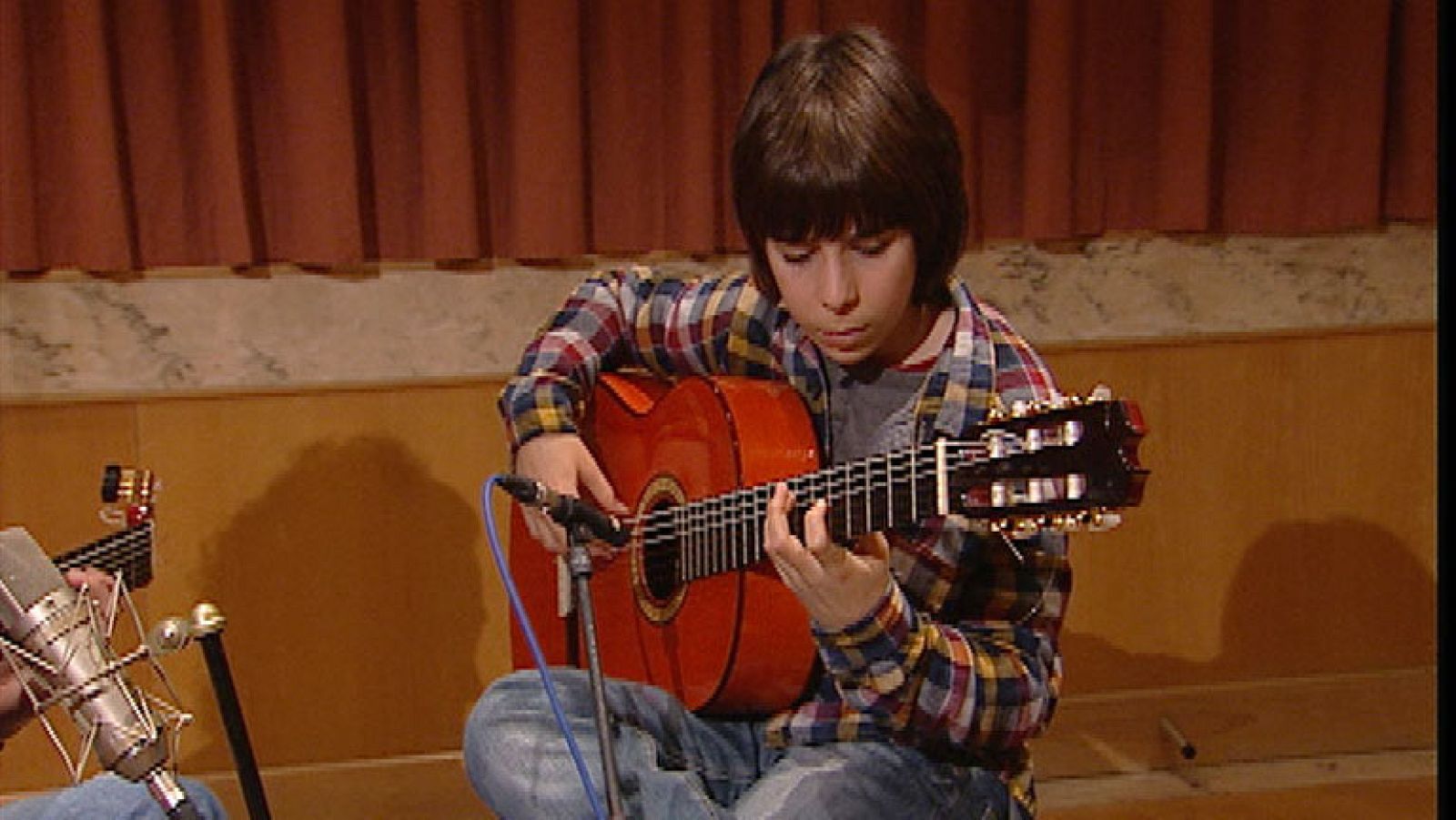 Amós Lora, virtuoso de la guitarra a los 12 años