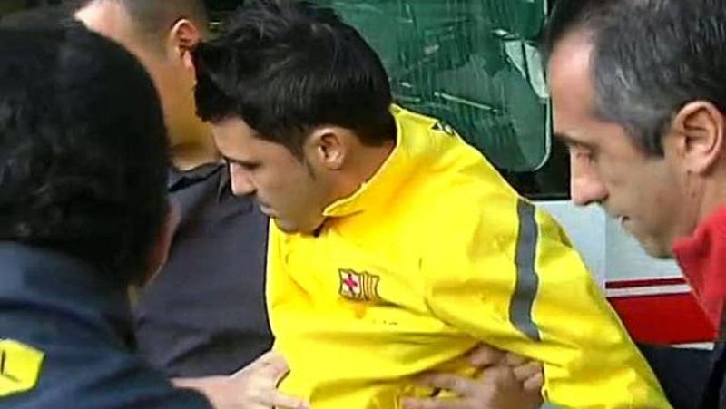 David Villa será operado en las próximas horas de la fractura de tibia que se produjo ayer en el partido del mundialito de clubes. Esta previsto que el delantero azulgrana llegue alrededor de las 6 de la tarde a Barcelona e inmediatamente será ingres