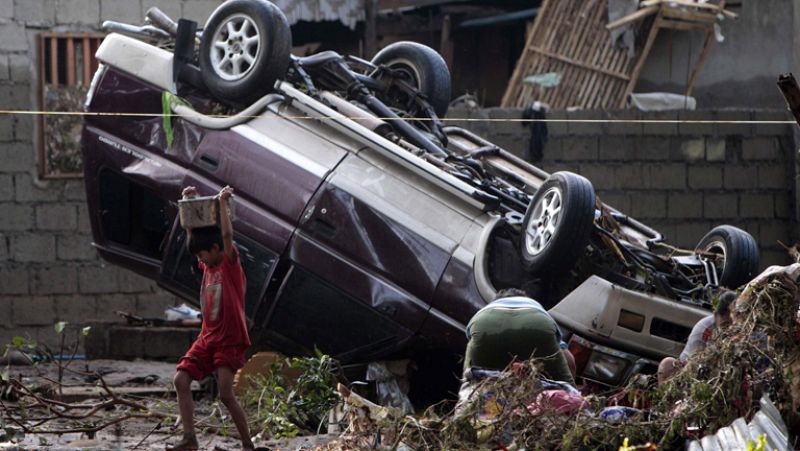 En Filipinas, los equipos de salvamento buscan a cerca de mil desaparecidos  