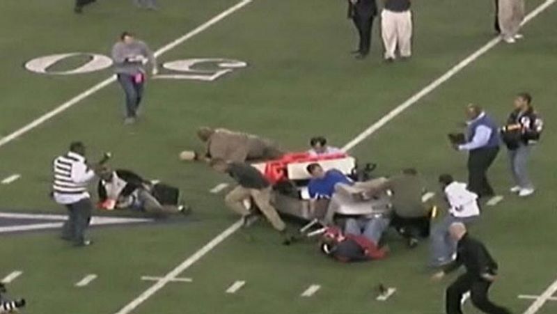 Un carrito médico sin control causa siete heridos leves por atropello en un partido de la NFL