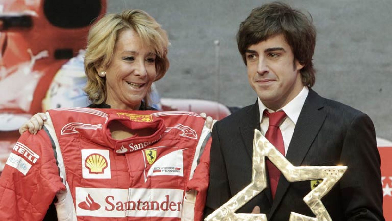 Fernando Alonso ha recibido el Premio Internacional del Deporte de la Comunidad de Madrid por su trayectoria deportiva y su talento. Se lo entregó la presidenta de la Comunidad, Esperanza Aguirre, quien ha resaltado la entrega, la capacidad de sacrif