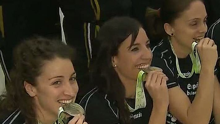 Telediario 1 - Las chicas del balonmano llegan a Madrid con su bronce