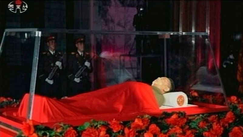 La televisión coreana muestra las primeras imágenes del cadáver de Kim Jong-il 