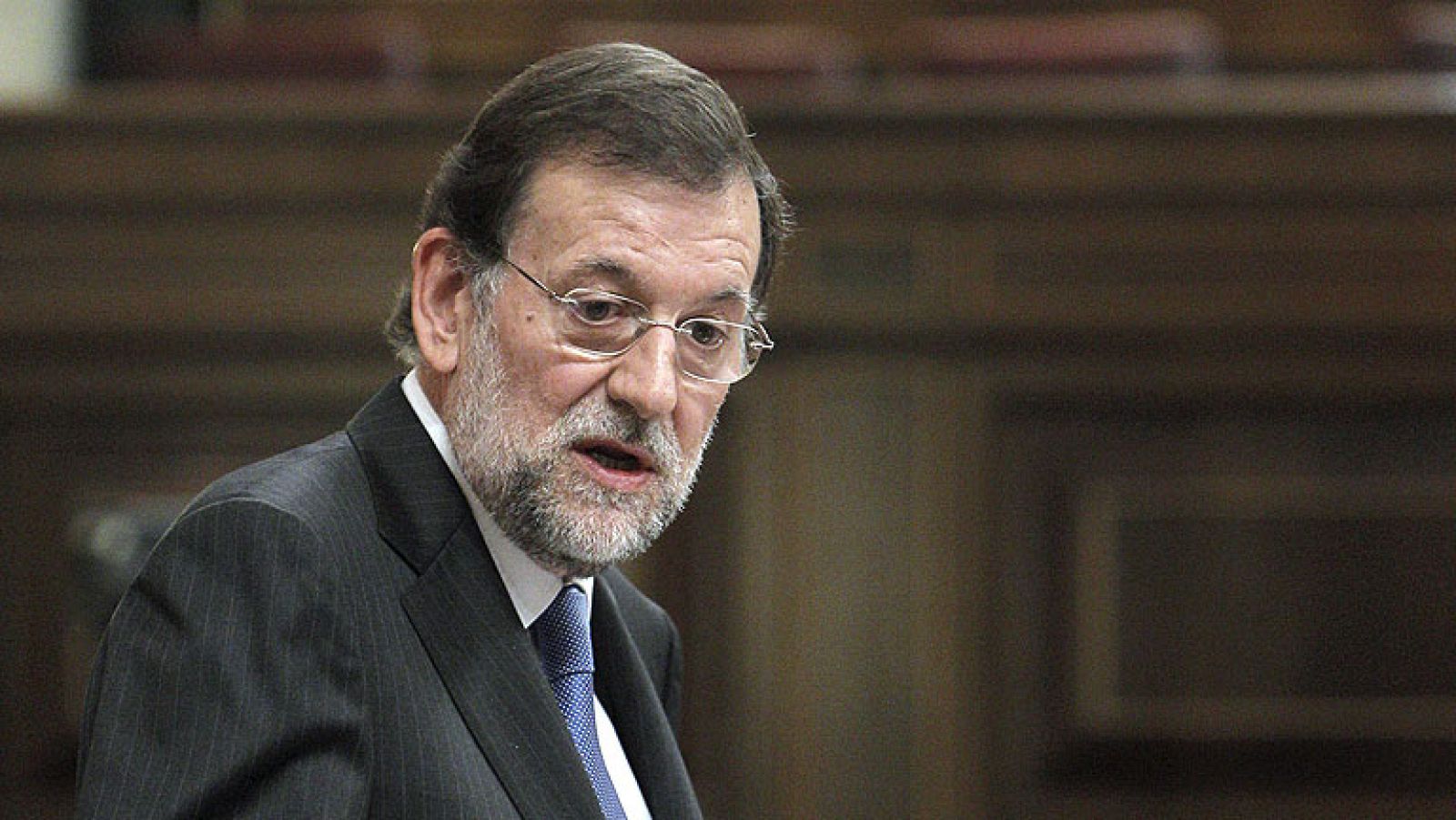 El futuro presidente del Gobierno, Mariano Rajoy, ha dicho  al portavoz de Amaiur, Iñaki Antigüedad, que lo único que están esperando los españoles es que ETA anuncie su disolución irreversible y le ha advertido: "Yo a usted no le debo nada".