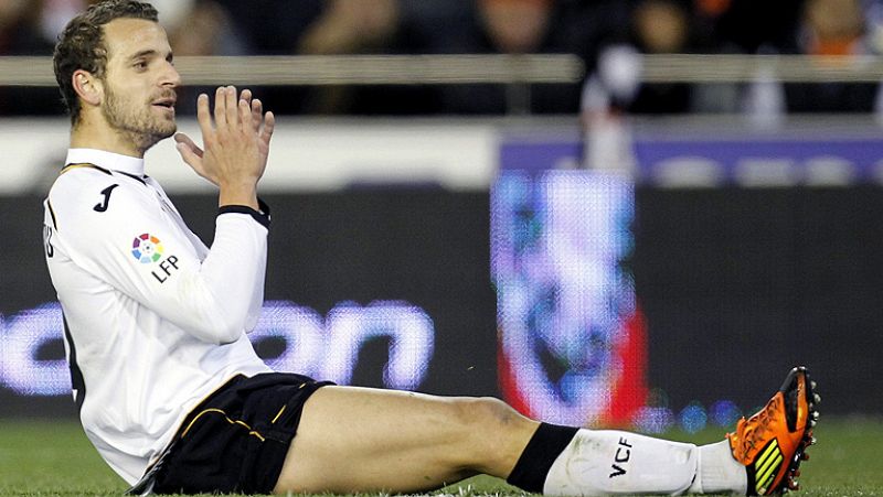 La sonrisa de Del Bosque en un acto de Aldeas Infantiles nos deja más tranquilos... y es que el seleccionador tiene un dura papeleta por delante. La 'crisis del 9' le complica la lista de la Eurocopa, la lesión de Villa es su principal preocupación. 