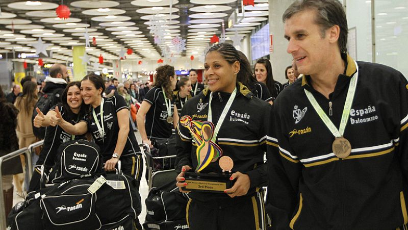 Las jugadoras y cuerpo técnico de la selección española femenina  de balonmano aterrizaron este martes en Madrid procedentes de Brasil  con su exitosa e histórica medalla de bronce colgada al cuello, y con  la felicidad por haber cumplido algo más qu