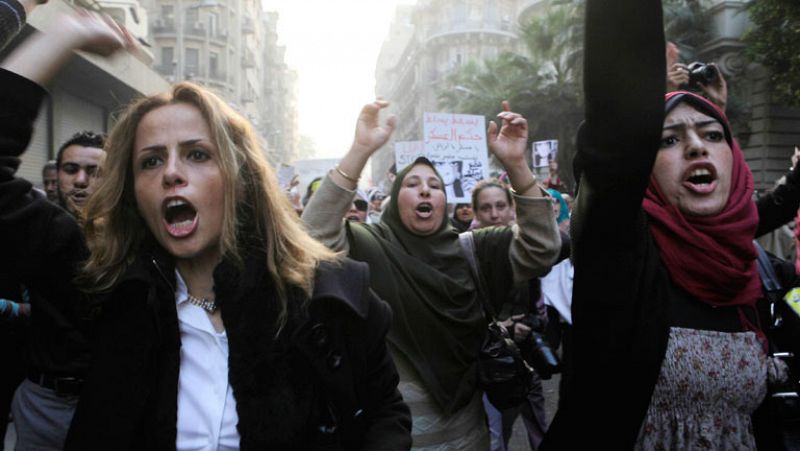 Cientos de mujeres se han manifestado en la plaza Tahrir de El Cairo en protesta por los malos tratos de soldados  en los choques producidos en los últimos días.