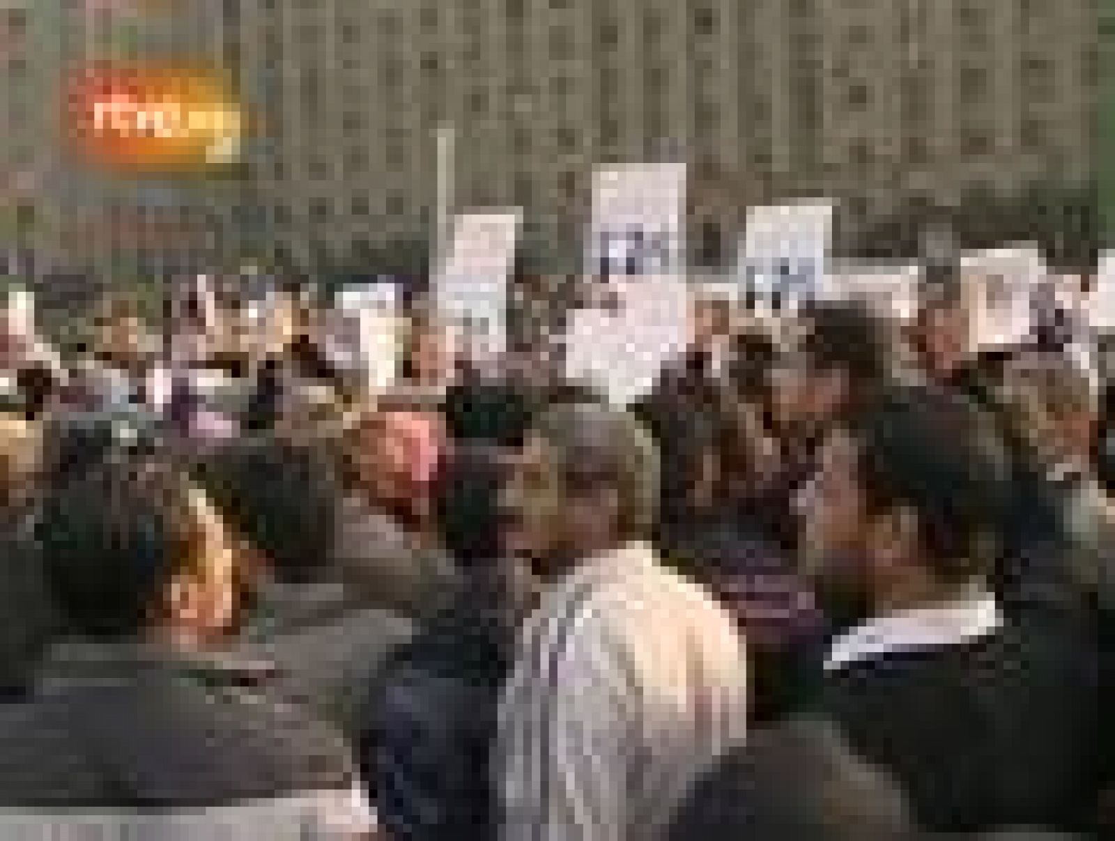 Cientos de mujeres se han manifestado en la plaza Tahrir de El Cairo en protesta por los malos tratos de soldados  en los choques producidos en los últimos días.