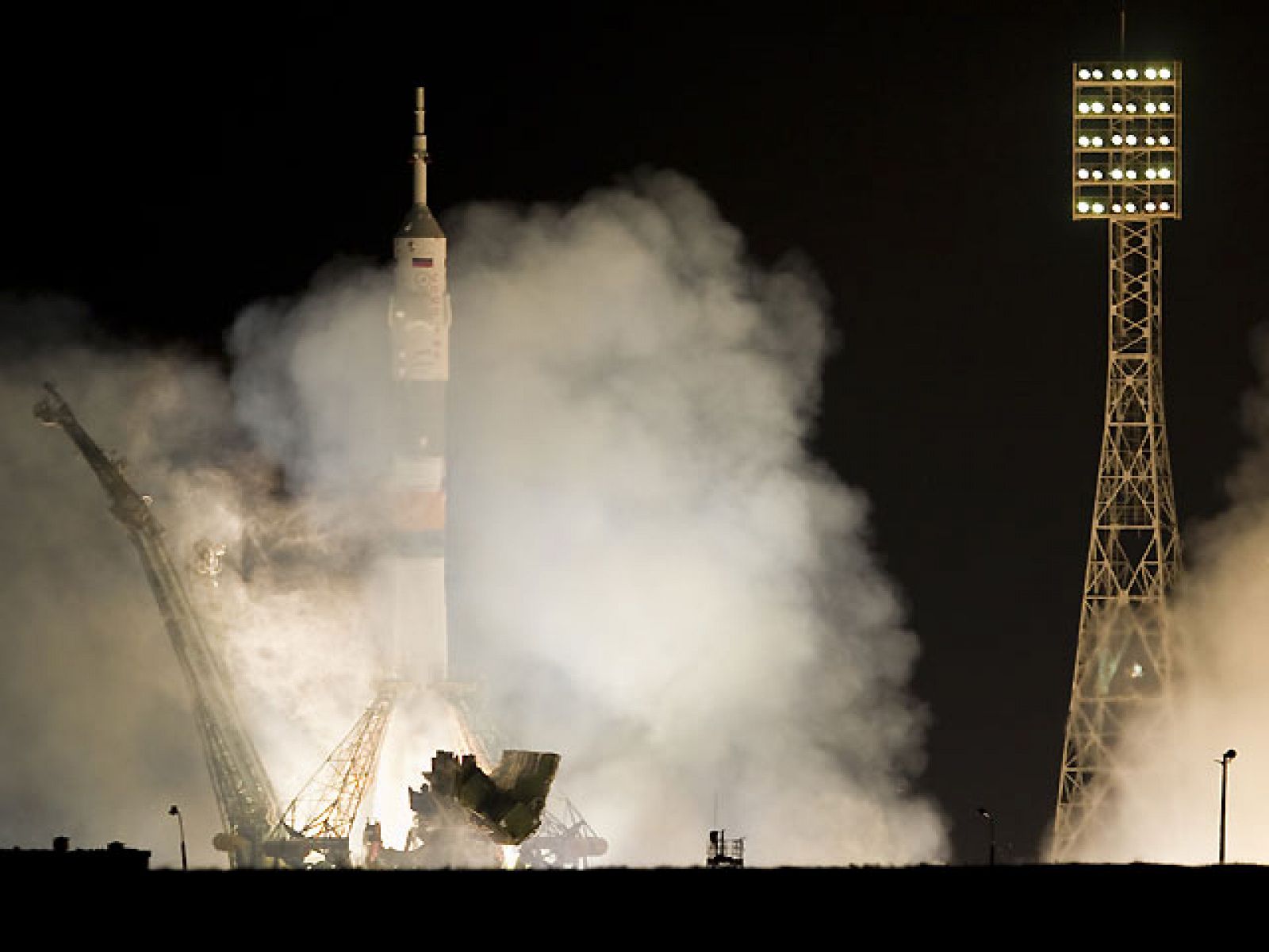 La nave rusa Soyuz TMA-03M con tres tripulantes a bordo, un ruso, un holandés y un estadounidense, despegó hoy rumbo a la Estación Espacial Internacional. El lanzamiento de la nave se produjo las 13.13 GMT desde el cosmódromo kazajo de Baikonur, en