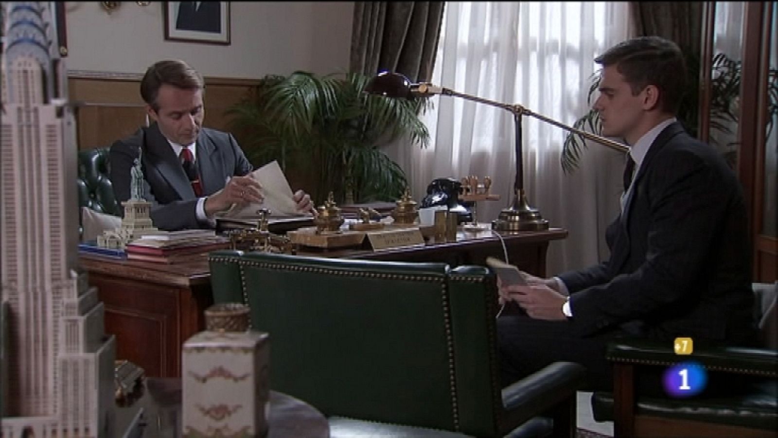 Amar en tiempos revueltos - T7 - Capítulo 74 - Trino aparte de enfadarse con el motero tiene un accidente en el taller - Ver ahora