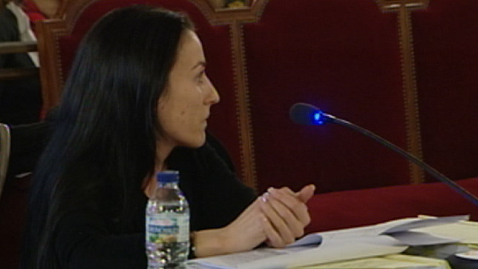 Una cajera se sienta a declarar en el juicio de los trajes