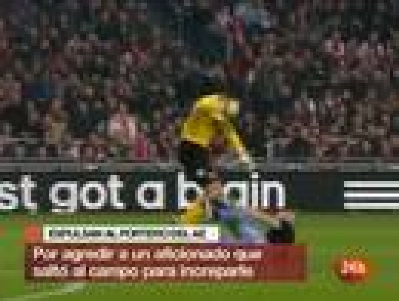 El meta del AZ Alkmaar agredió a un aficionado que saltó al campo, motivo por el que fue expulsado. Su técnico, en señal de protesta, ordenó al equipo abandonar el campo y el partido fue suspendido