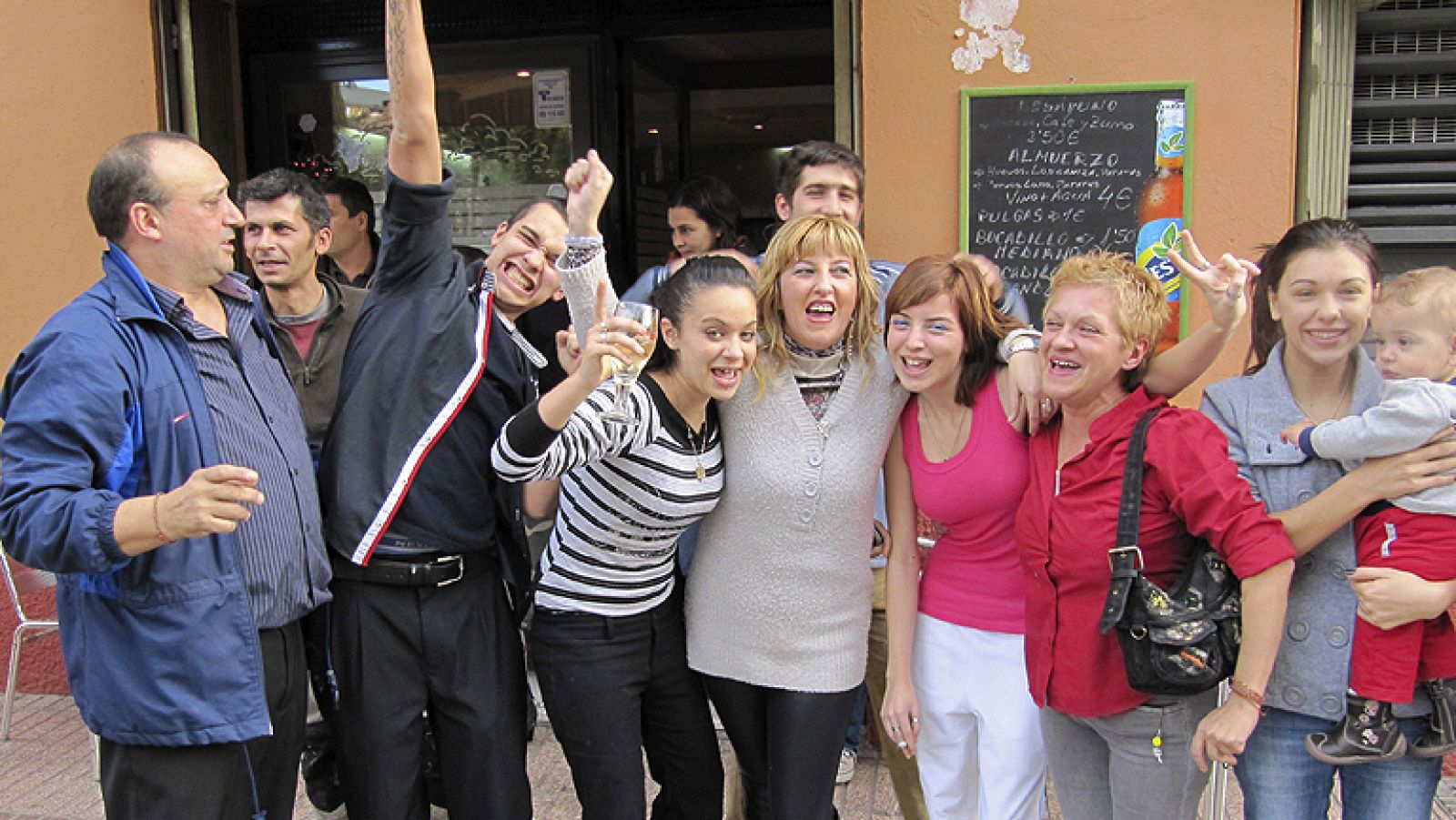La administración de loterías de Grañén (Huesca) celebran haber repartido el "Gordo"