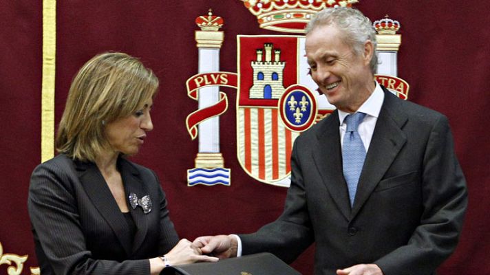  - Pedro Morenés recoge su cartera de ministro de Defensa de manos de Chacón