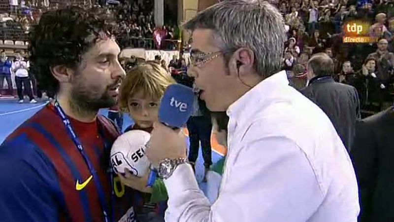 El extremo leonés del Barça reconoció a los micrófonos de TVE que la afición leonesa empuja mucho y que por eso el ganar la final tiene aún más mérito. 