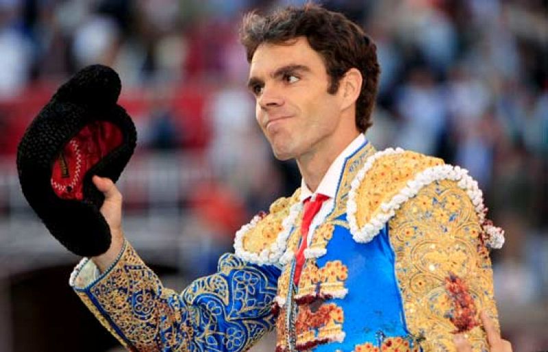 El torero José Tomás ha salido por la puerta grande de la madrileña plaza de Las Ventas y ha cortado cuatro orejas.