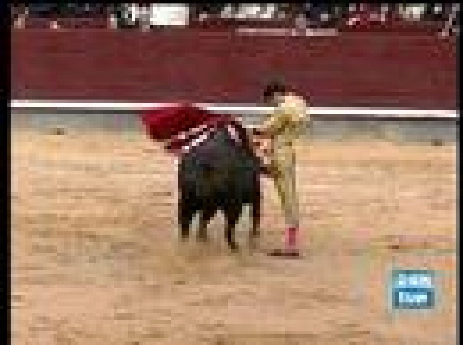 El torero José Tomás ha salido por la puerta grande de la madrileña plaza de Las Ventas y ha cortado cuatro orejas.
